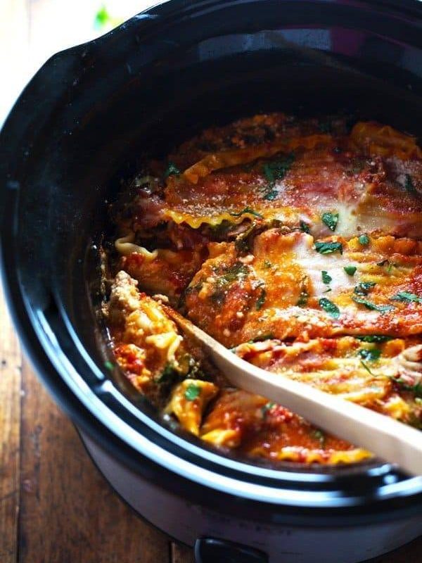 Super Easy Skinny Veggie Crockpot Lasagna - a handful of simple ingredients for a healthy family dinner. | https://vital-slimming.today